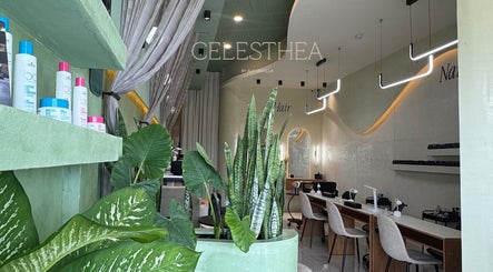 Interior de Celesthea Studio by Ale Castilla en Conkal, Yucatán, MX, con plantas y sillas modernas.