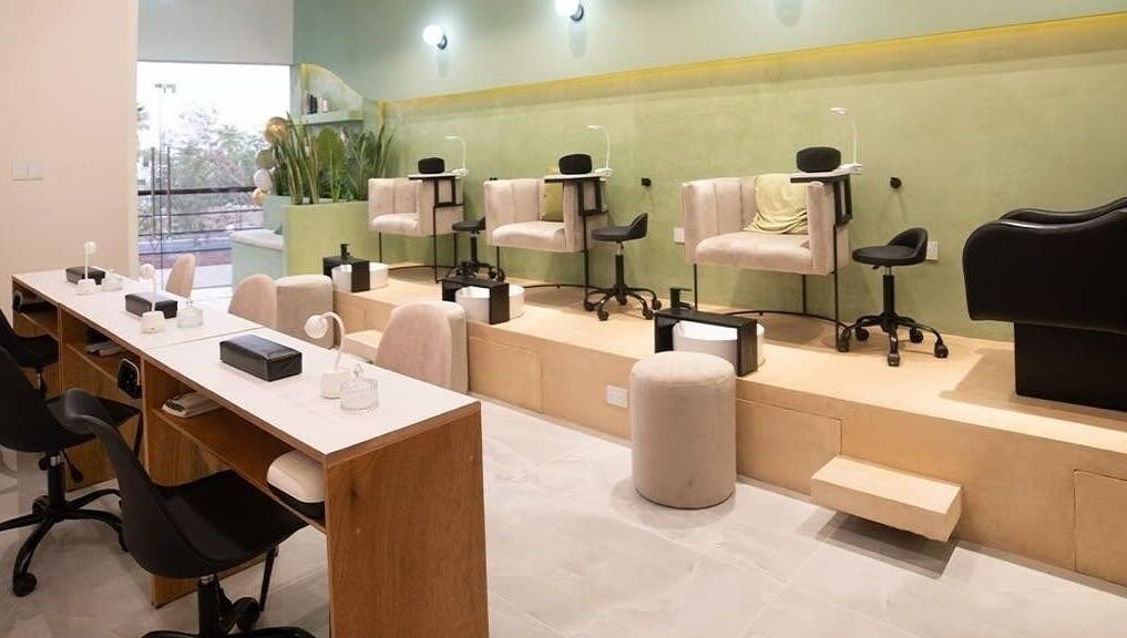 Espacio moderno para manicura en Celesthea Studio by Ale Castilla, Conkal, Yucatán, MX.
