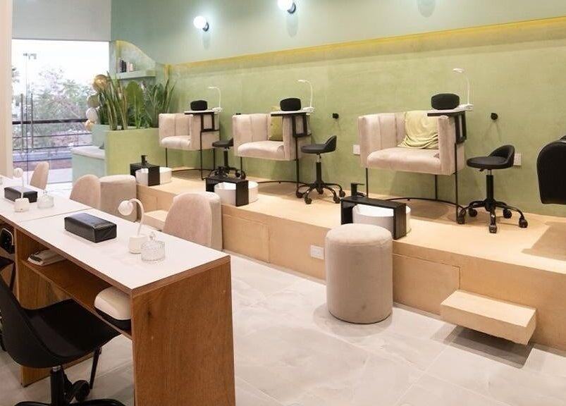 Espacio moderno para manicura en Celesthea Studio by Ale Castilla, Conkal, Yucatán, MX.