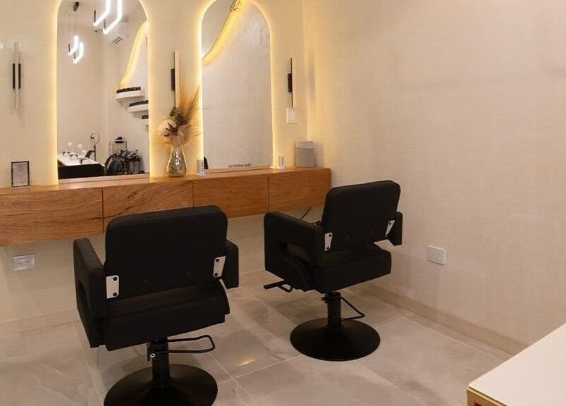 Interior moderno de Celesthea Studio by Ale Castilla en Conkal, Yucatán, MX con sillas de estilismo y espejo iluminado.