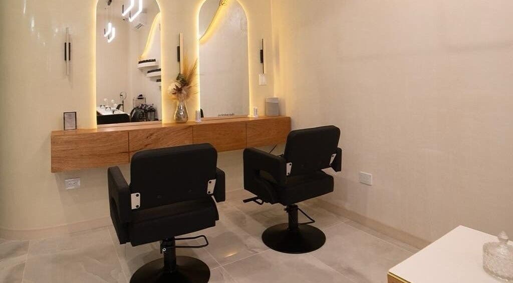 Interior moderno de Celesthea Studio by Ale Castilla en Conkal, Yucatán, MX con sillas de estilismo y espejo iluminado.