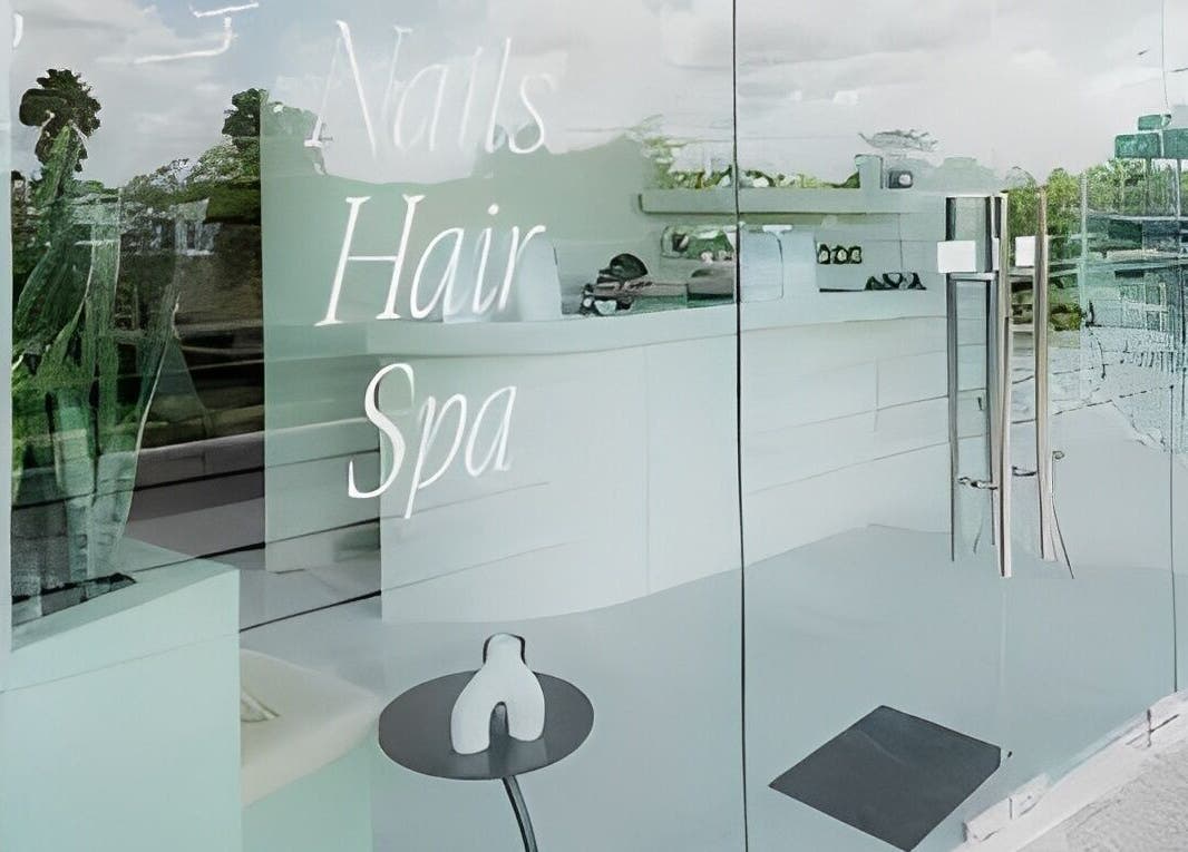 Fachada de vidrio del Celesthea Studio by Ale Castilla, en Conkal, Yucatán, MX. Ambiente moderno y sereno.