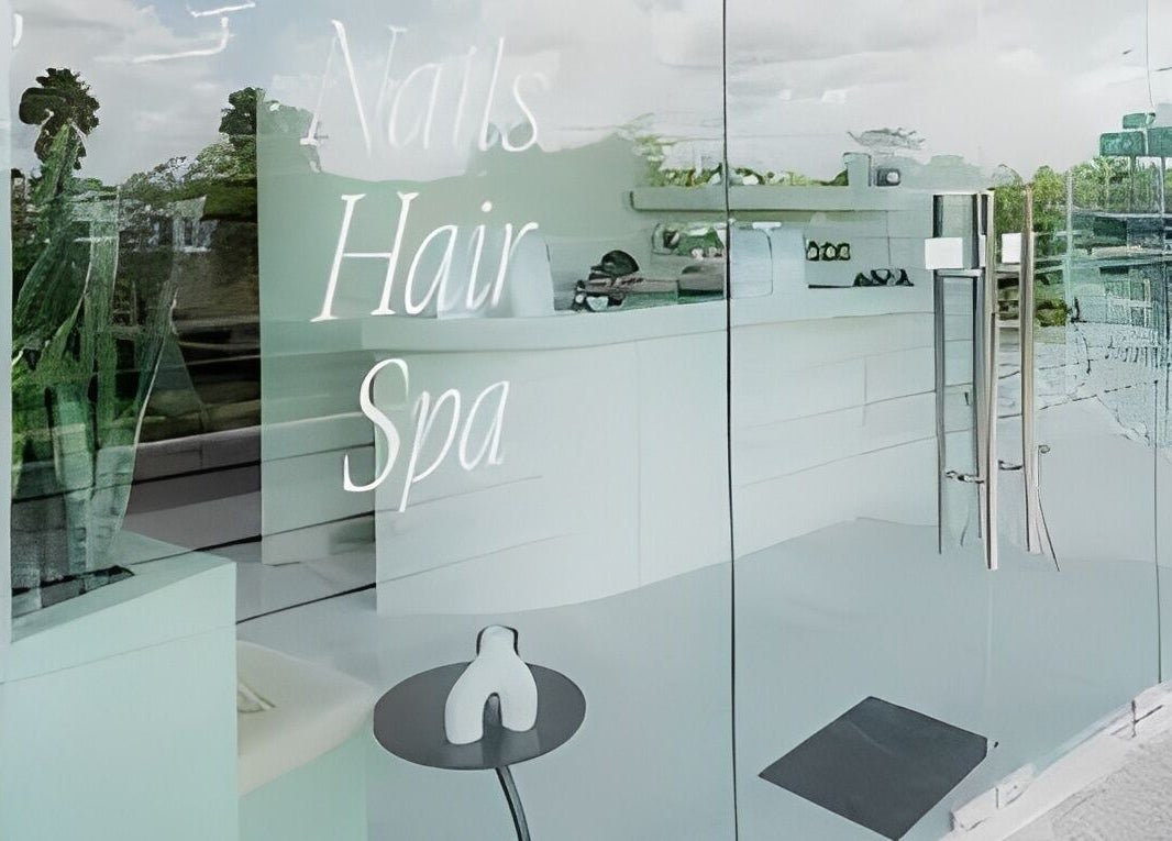 Fachada de vidrio del Celesthea Studio by Ale Castilla, en Conkal, Yucatán, MX. Ambiente moderno y sereno.