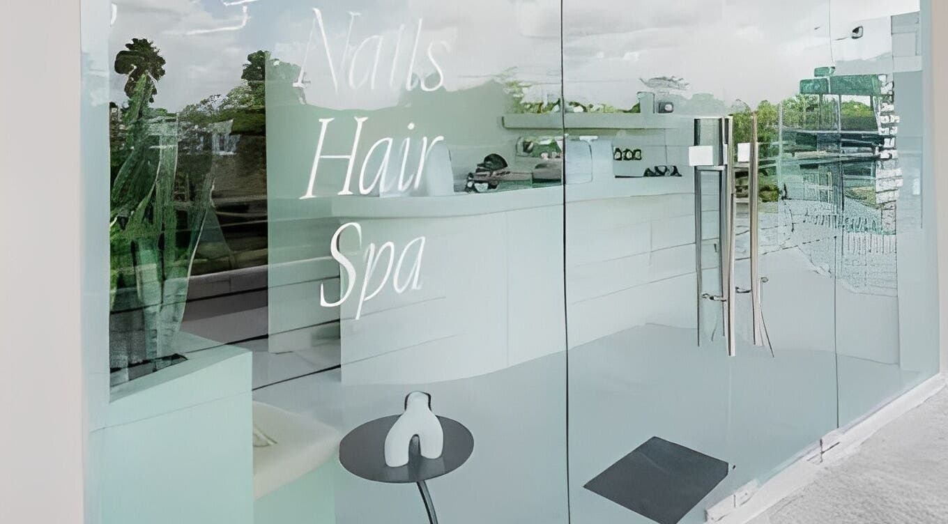 Fachada de vidrio del Celesthea Studio by Ale Castilla, en Conkal, Yucatán, MX. Ambiente moderno y sereno.