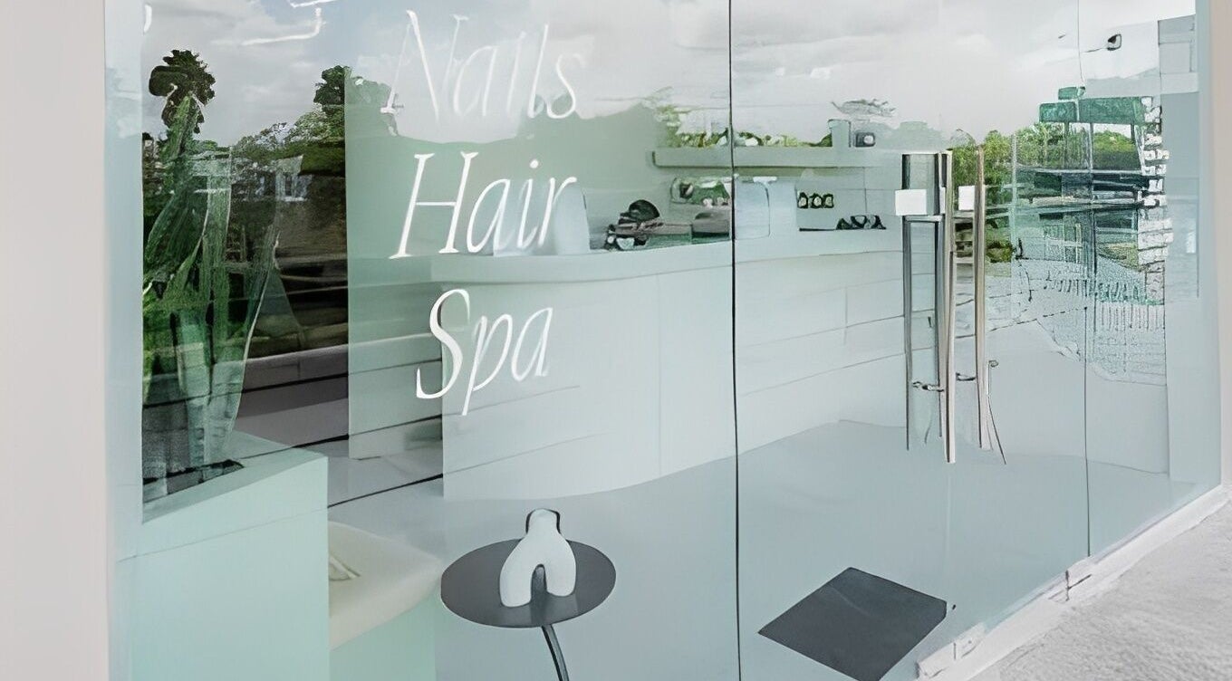 Fachada de vidrio del Celesthea Studio by Ale Castilla, en Conkal, Yucatán, MX. Ambiente moderno y sereno.