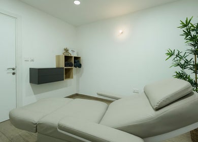Calm therapy room with a recliner at Lune Noire Beauty, Ir-rabat Għawdex, MT, offering a tranquil setting.