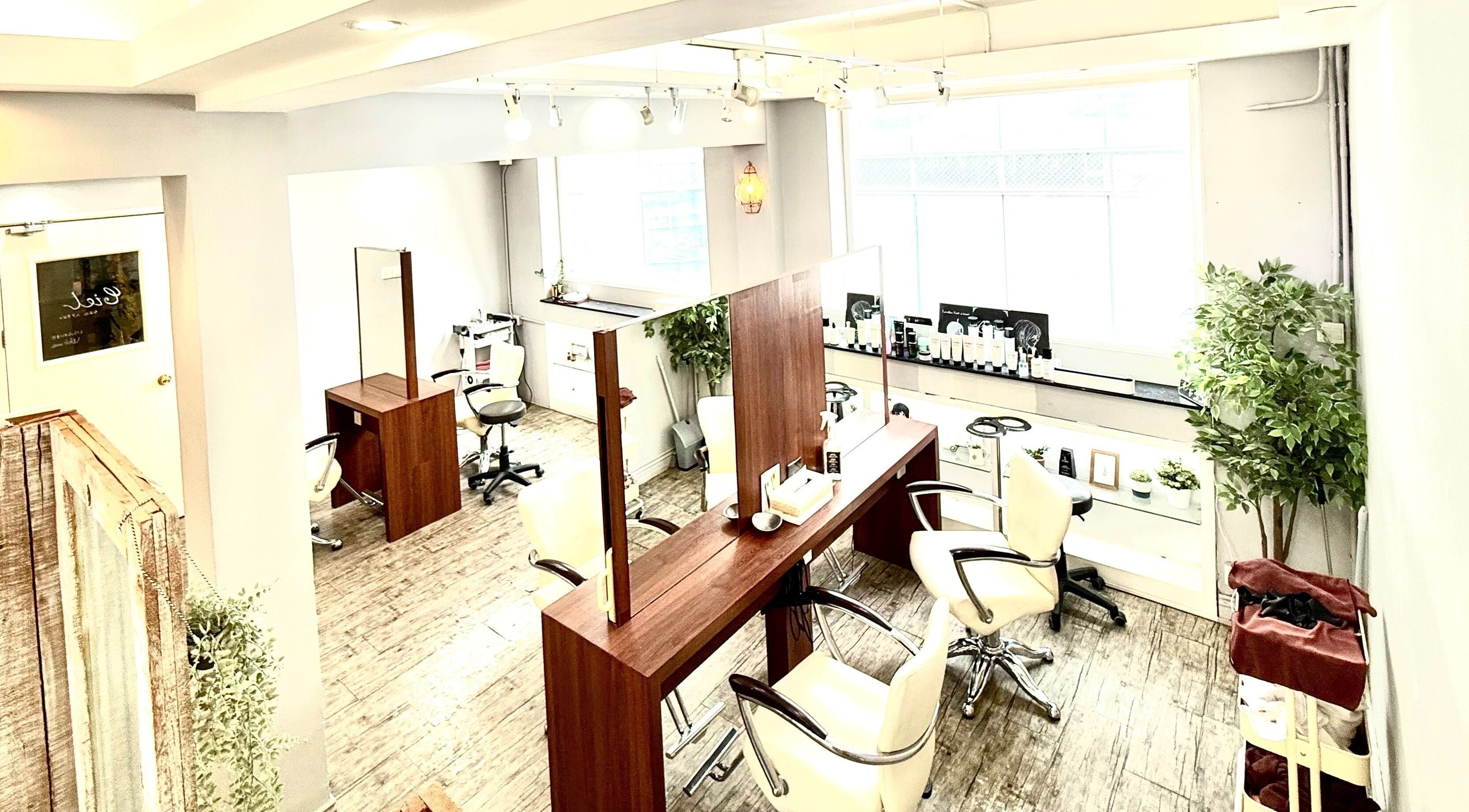 Japanese Hair Salon Cielのスタイリッシュな内装。香港島、香港島、HKに位置しています。