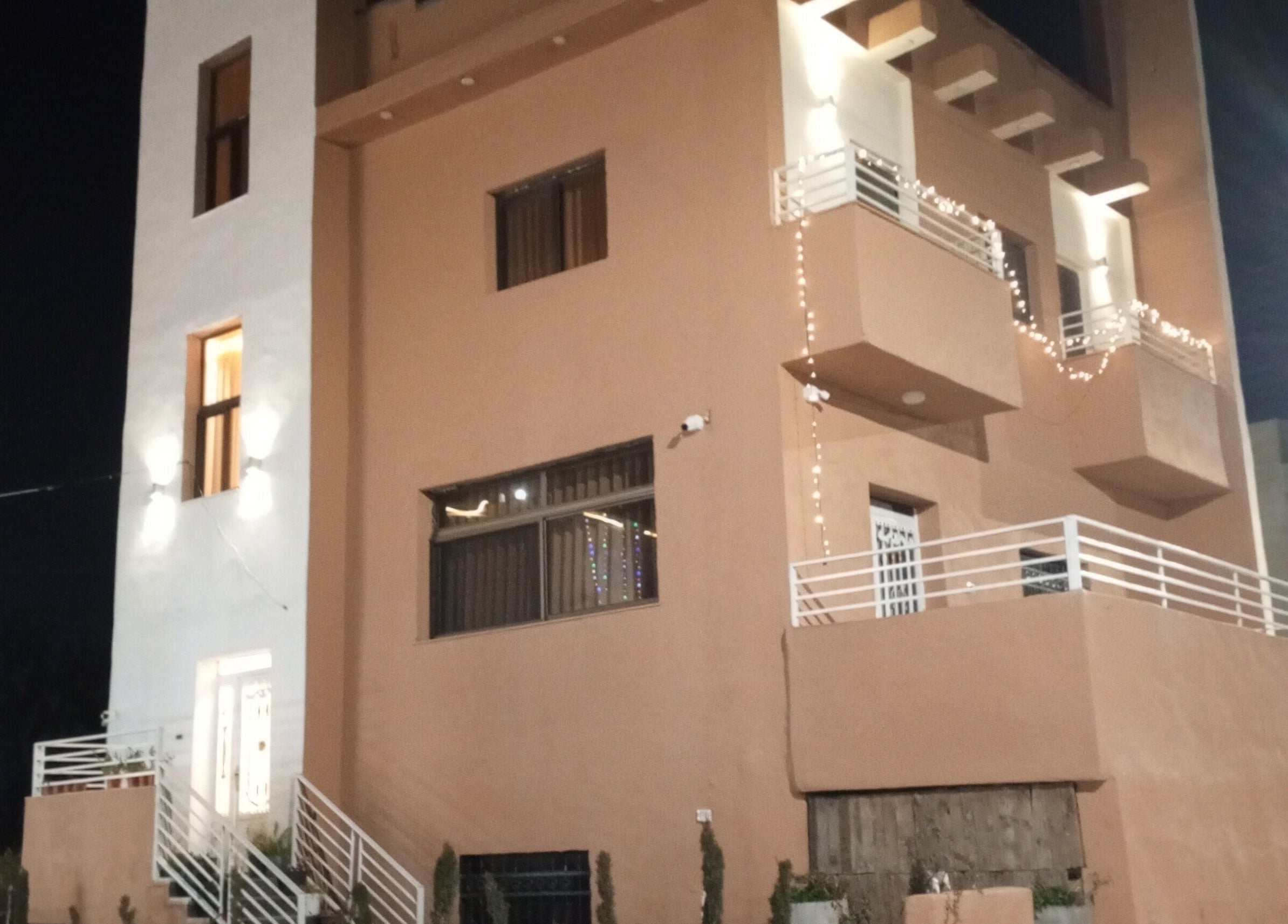 واجهة مضيئة لصالون Private cut by abu Yousef في مادبا, JO.