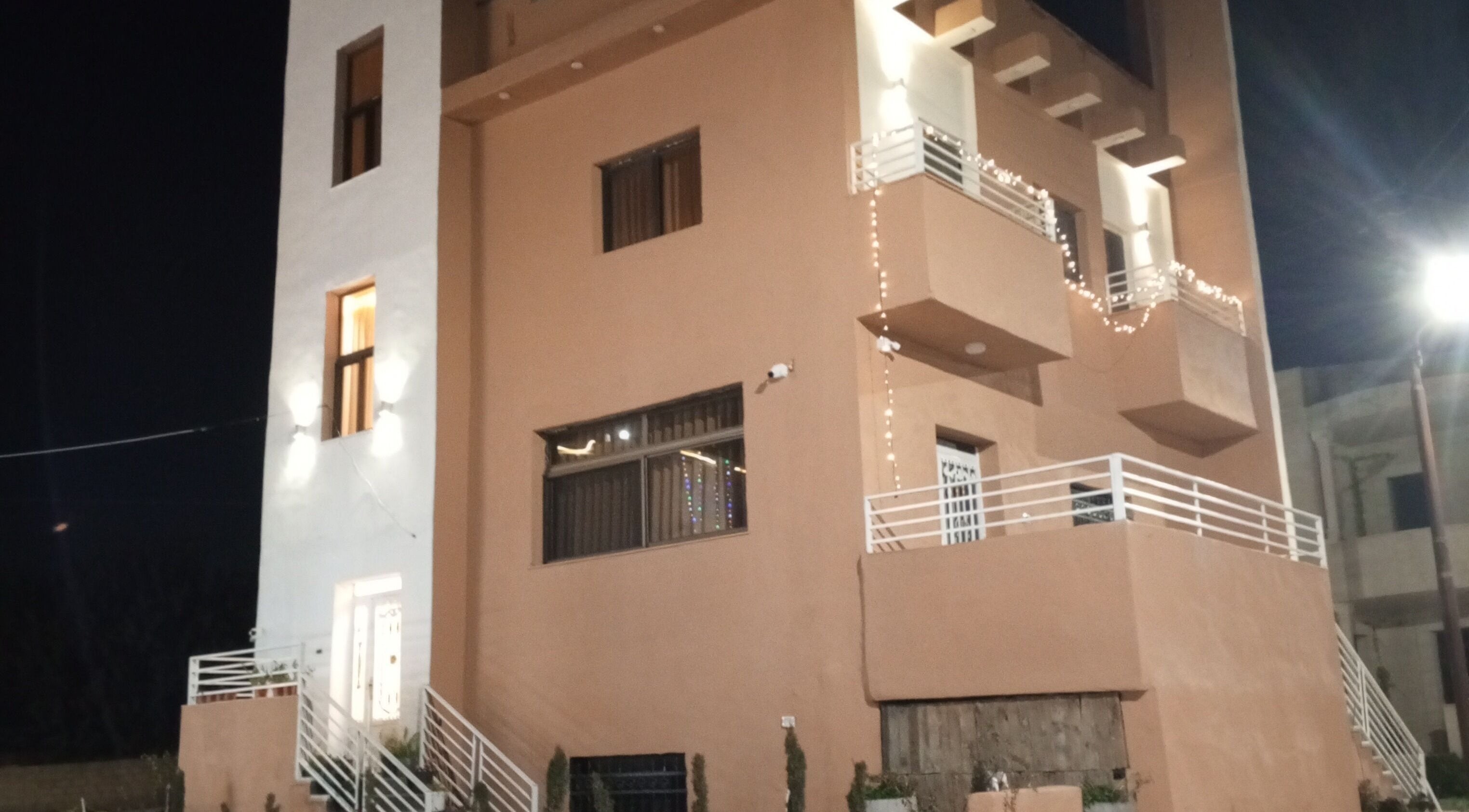 واجهة مضيئة لصالون Private cut by abu Yousef في مادبا, JO.