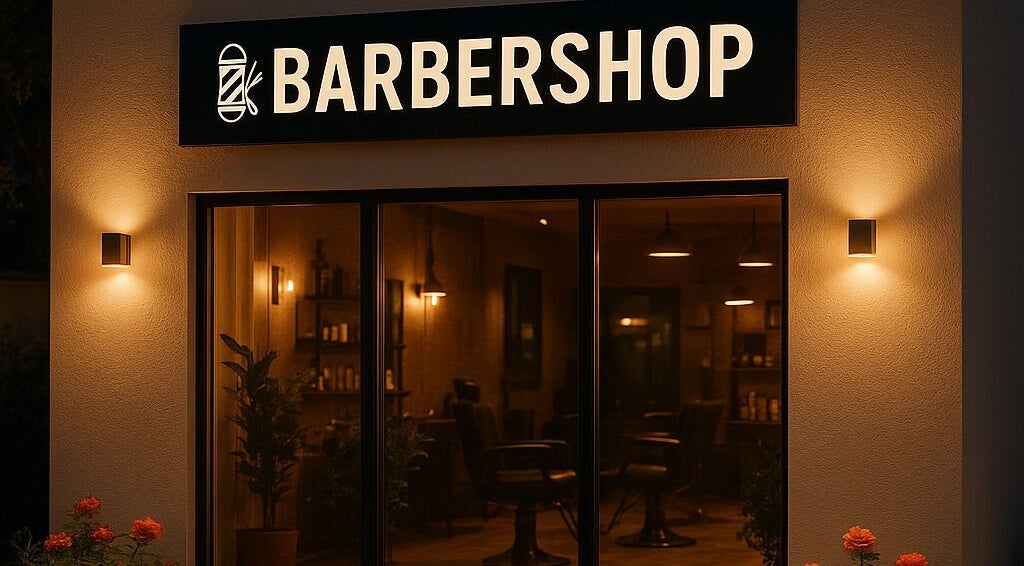 واجهة محل Private cut by abu Yousef في مادبا, JO بأضواء دافئة ولمسة ترحيبية.