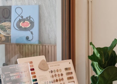 NOXのアートとネイルカラーパレットが展示された室内風景。所在地: バンコク, タイ。