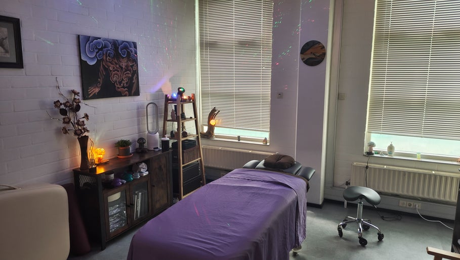 Tranquil massage room at Kneed Me: Massage Therapy in Amsterdam, Noord-Holland, NL with relaxing decor.