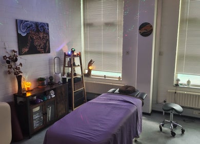 Tranquil massage room at Kneed Me: Massage Therapy in Amsterdam, Noord-Holland, NL with relaxing decor.