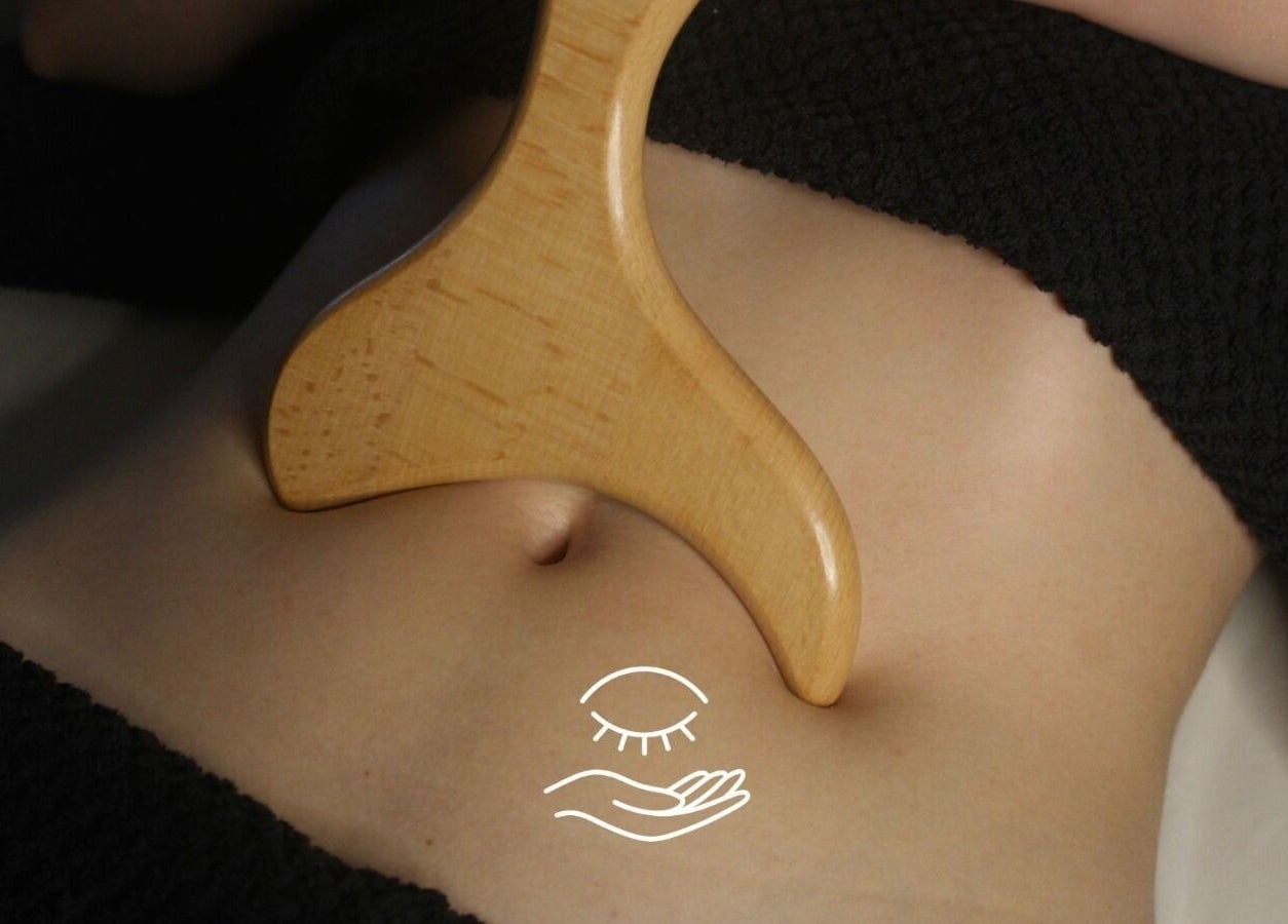 Terapia de masaje con herramienta de madera en NUXMASSAGE, Barcelona, Catalunya, ES.