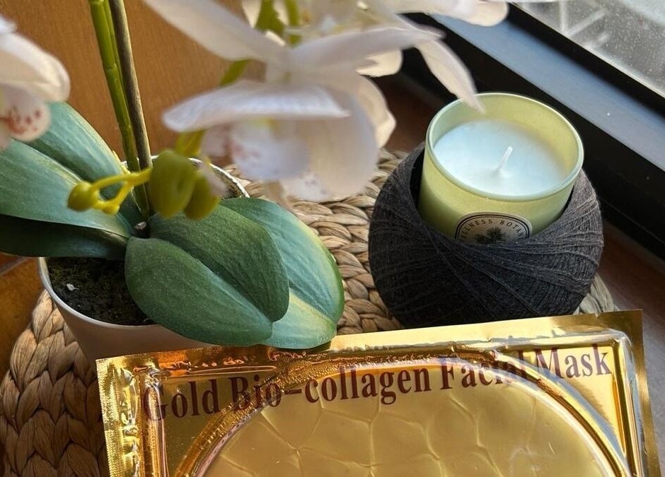 Mascarilla de colágeno junto a una vela y orquídea en NUXMASSAGE, Barcelona, Catalunya, ES.