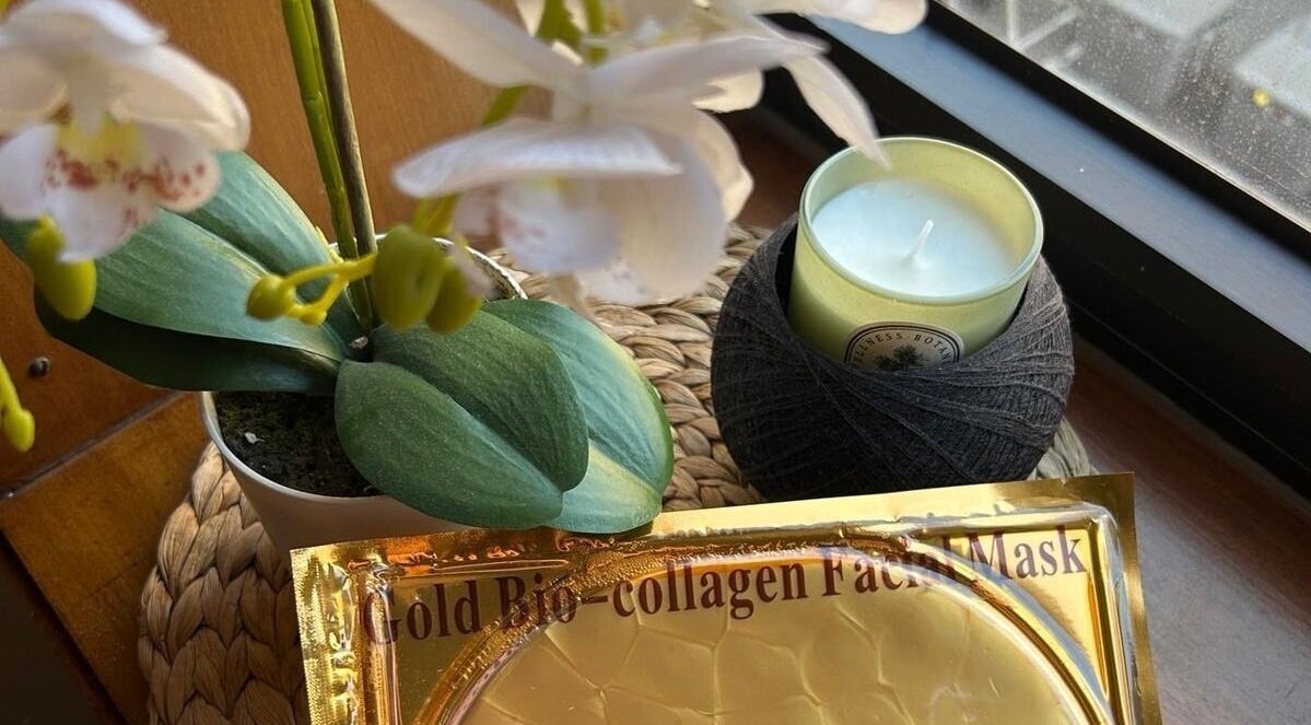 Mascarilla de colágeno junto a una vela y orquídea en NUXMASSAGE, Barcelona, Catalunya, ES.