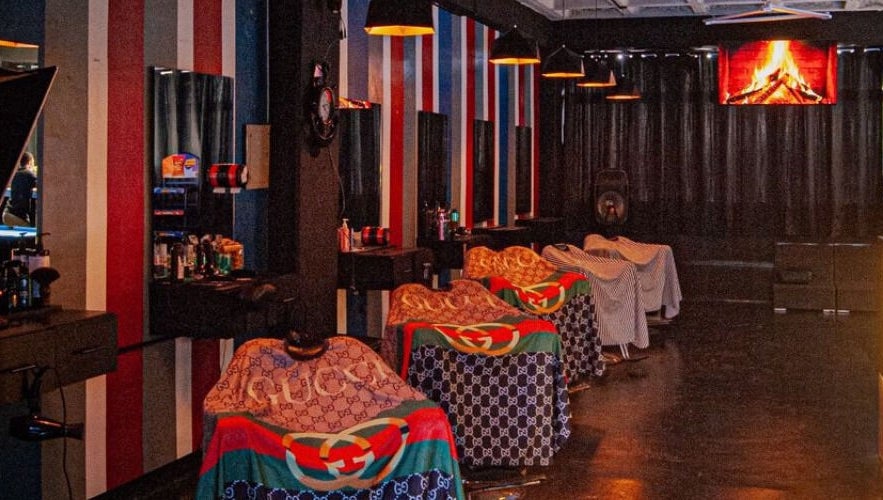 Interior moderno de Sbarberx en Carrizal Municipality, Miranda, VE con sillas elegantes y decoración vibrante.