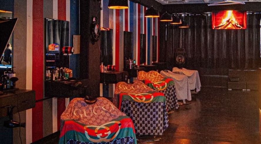 Interior moderno de Sbarberx en Carrizal Municipality, Miranda, VE con sillas elegantes y decoración vibrante.