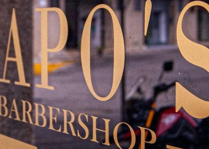 Puerta principal de Sbarberx, Carrizal Municipality, Miranda, VE, mostrando un letrero dorado.