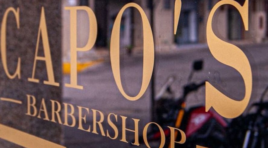 Puerta principal de Sbarberx, Carrizal Municipality, Miranda, VE, mostrando un letrero dorado.