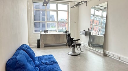 Spacious salon at STUDIO 3266 in Manchester, England, GB featuring modern decor and city views.