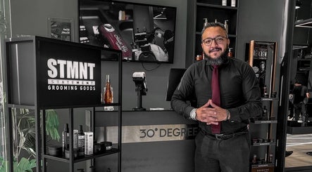 Barber at ✂️ خدمه الحلاقة المنزلية – Home Services, Riyadh, Riyadh Province, SA, showcasing grooming products.