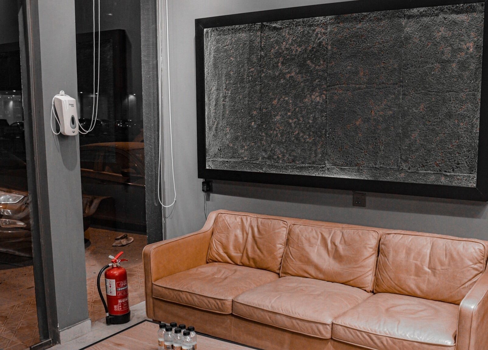 Comfortable lounge area at Hittin 30 Degrees in Riyadh, Riyadh Province, SA with a leather sofa.