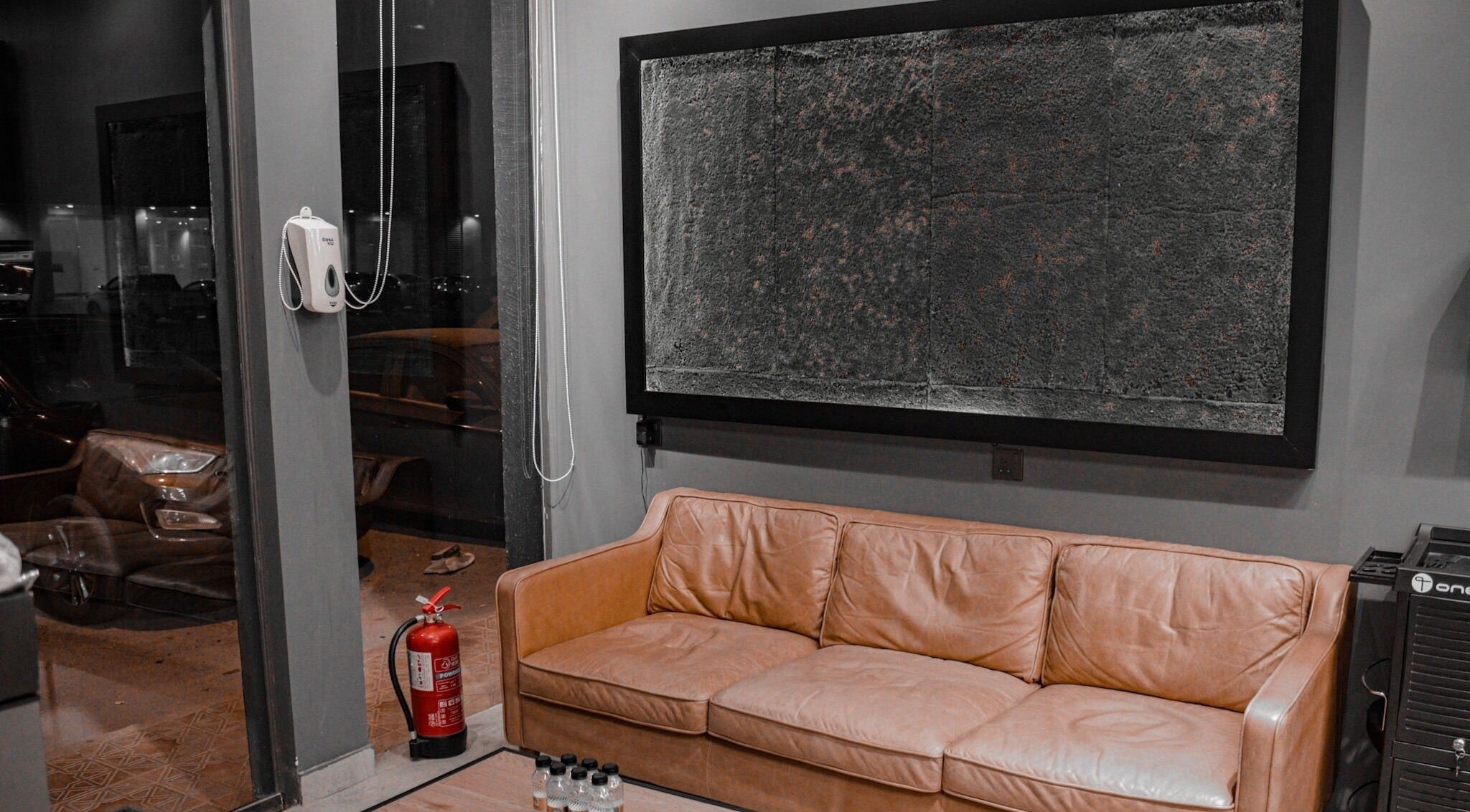 Comfortable lounge area at Hittin 30 Degrees in Riyadh, Riyadh Province, SA with a leather sofa.