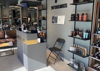Modern salon lobby at Al Aarid | 30 Degrees, Riyadh, Riyadh Province, SA showcasing sleek design and product displays.