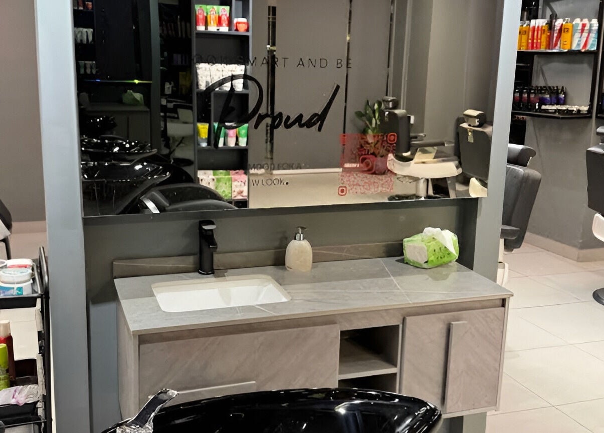 Modern salon setup at Jeddah 30 Degrees Alnaeem, Jeddah, Makkah Province, SA with styling chairs and products.