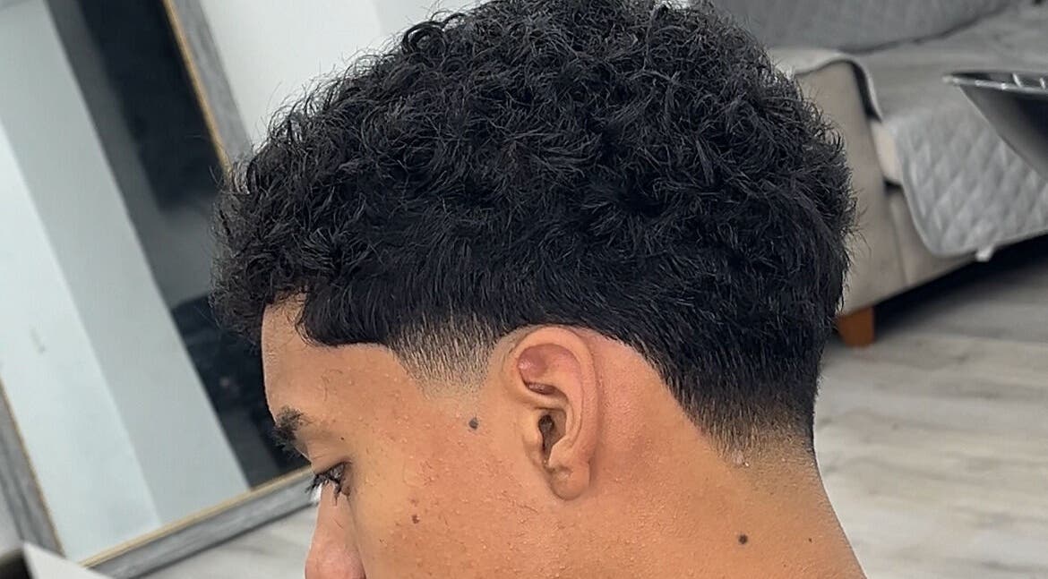 Corte de cabello moderno en Barberia, Chimbote, Áncash, PE con estilo fresco degradado.