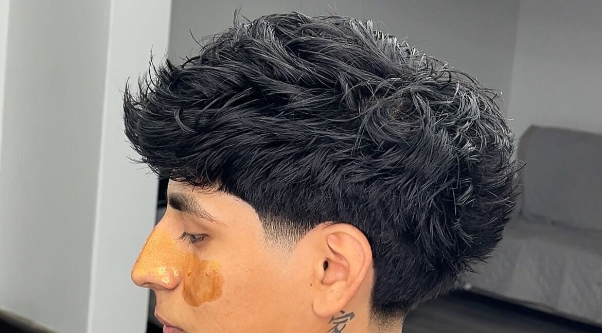 Peinado moderno en Barberia, Chimbote, Áncash, PE, mostrando un estilo fresco y elegante.