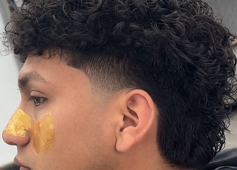 Corte de cabello rizado con diseño fresco en Barberia, Chimbote, Áncash, PE.