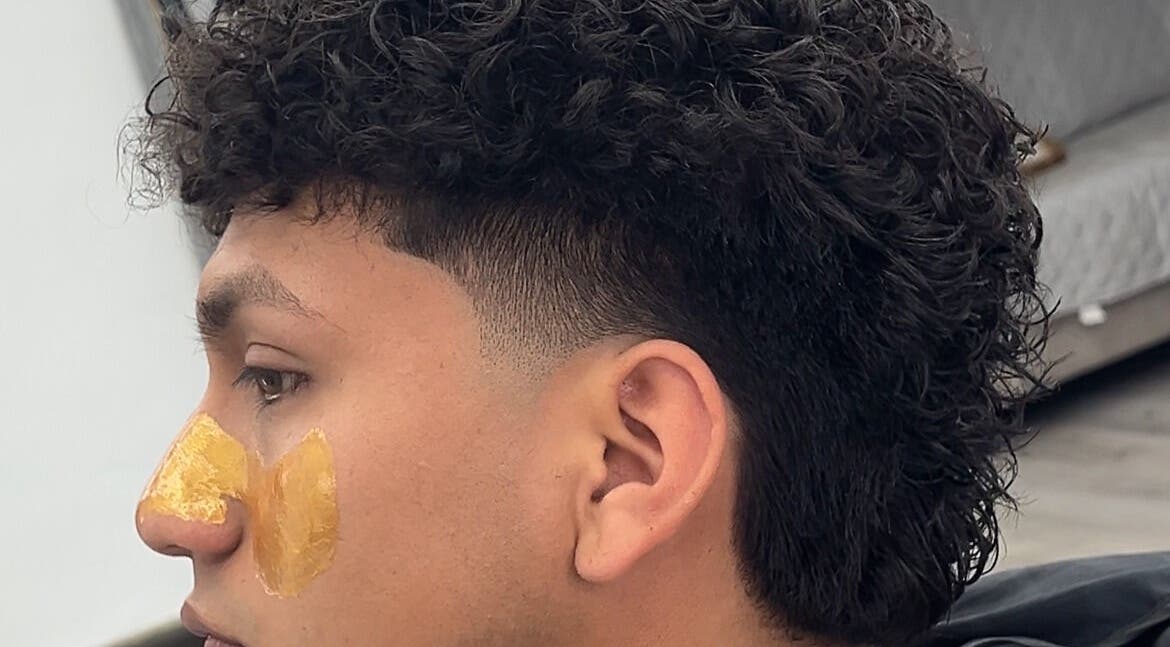 Corte de cabello rizado con diseño fresco en Barberia, Chimbote, Áncash, PE.