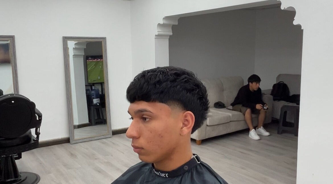 Cliente en Barberia Chimbote, Áncash, PE, con corte de cabello moderno.