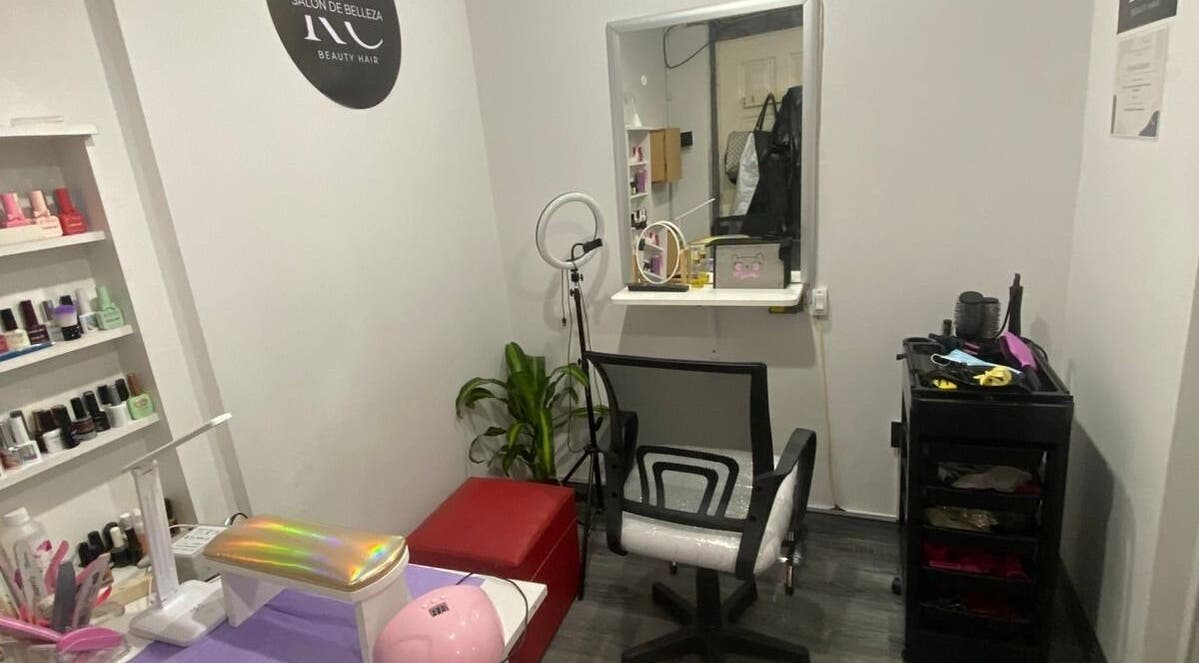 Espacio moderno en KC Salón de belleza, Paso Del Rey, Provincia De Buenos Aires, AR, con productos de uñas.