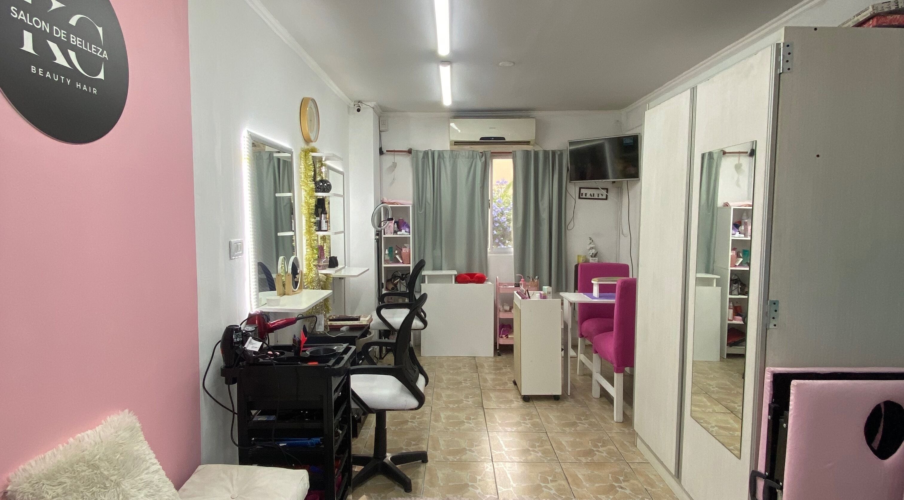 Interior de KC Salón de belleza en Paso Del Rey, Provincia De Buenos Aires, AR con espejos y sillas elegantes.