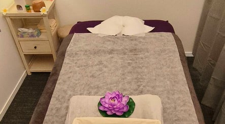 Relaxing massage room at Darawan Thai Massage, Auckland, Auckland, NZ featuring a cozy table and decor.
