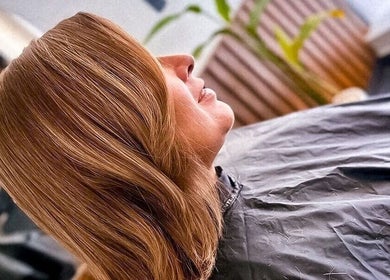 Corte y color cobrizo en el salón GLAM & GLOW, Solidaridad, MX, resaltando elegancia en cabello liso.