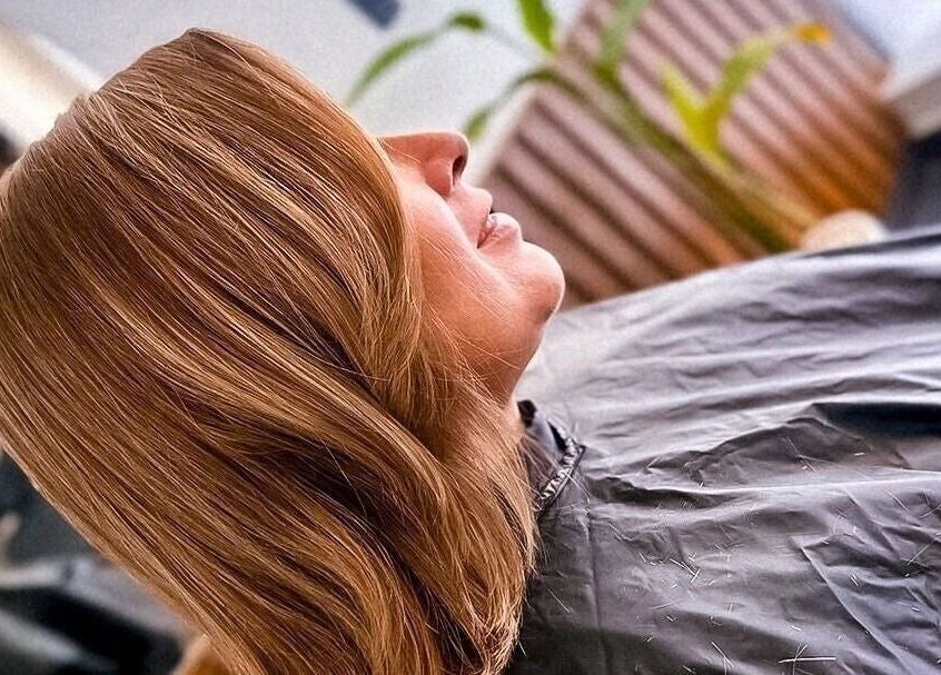 Corte y color cobrizo en el salón GLAM & GLOW, Solidaridad, MX, resaltando elegancia en cabello liso.