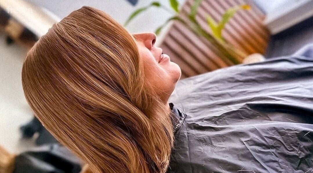 Corte y color cobrizo en el salón GLAM & GLOW, Solidaridad, MX, resaltando elegancia en cabello liso.