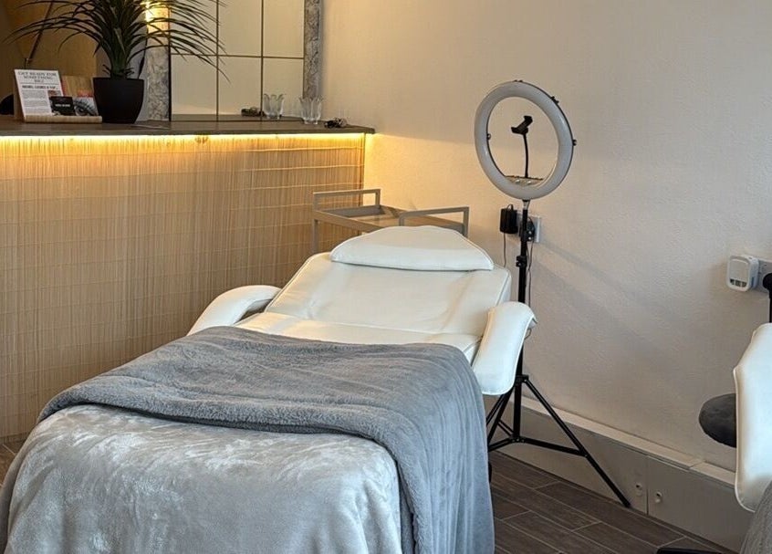 Cozy treatment room at Lashedbycourtxx, Stalybridge, England, GB with elegant decor and modern equipment.