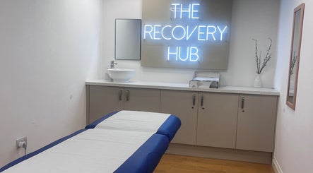 Cozy massage room at OS Sports Massage (ULTRAFLEX GYM), Lincoln, England, GB. Features modern lighting and amenities.