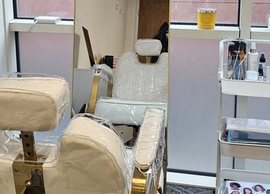 Luxury salon chair and beauty tools at RC BeautyLab, Manchester, England, GB showcasing elegance and comfort.