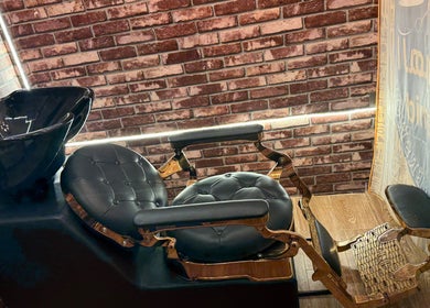 كرسي حلاقة فخم بجانب مغسلة في Fifth Pyramid Barber Shop | صالون الهرم الخامس للحلاقة الرجالية, الرياض, منطقة الرياض, SA.