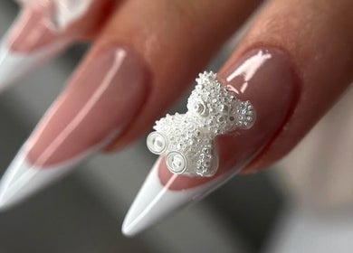 Elegant nail art with a 3D pearl bear design by Nails Džo, Novi Sad, Vojvodina, RS.