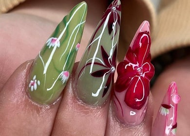 Intricate floral nail art at Nails Džo, Novi Sad, Vojvodina, RS, showcasing detailed flower patterns.