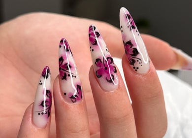 Elegant floral nail art at Nails Džo, Novi Sad, Vojvodina, RS. Perfect blend of style and artistry.