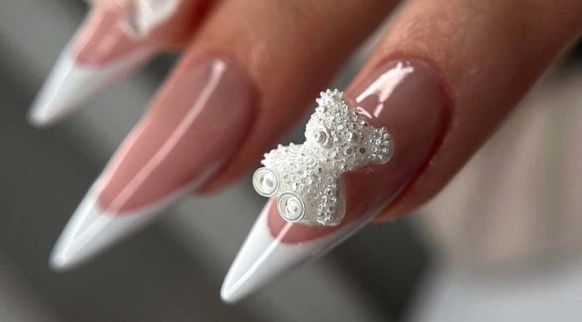 Elegant nail with teddy bear art at Nails Džo, Novi Sad, Vojvodina, RS.