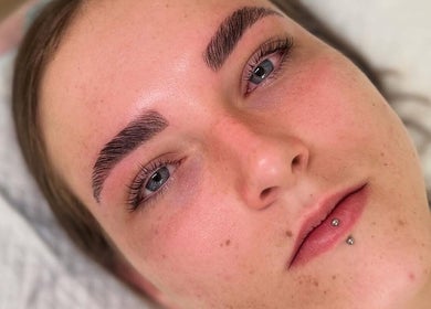 Perfectly shaped brows at M&M BEAUTY, Kelso, Queensland, AU, showcasing expert beauty results.